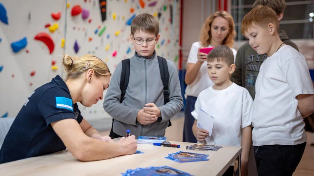 Чемпионка Европы по скалолазанию Динара Фахритдинова провела мастер-класс в «Ямал Арене» для салехардского клуба скалолазов Чемпионка Европы по скалолазанию Динара Фахритдинова провела мастер-класс в «Ямал Арене» для салехардского клуба скалолазов