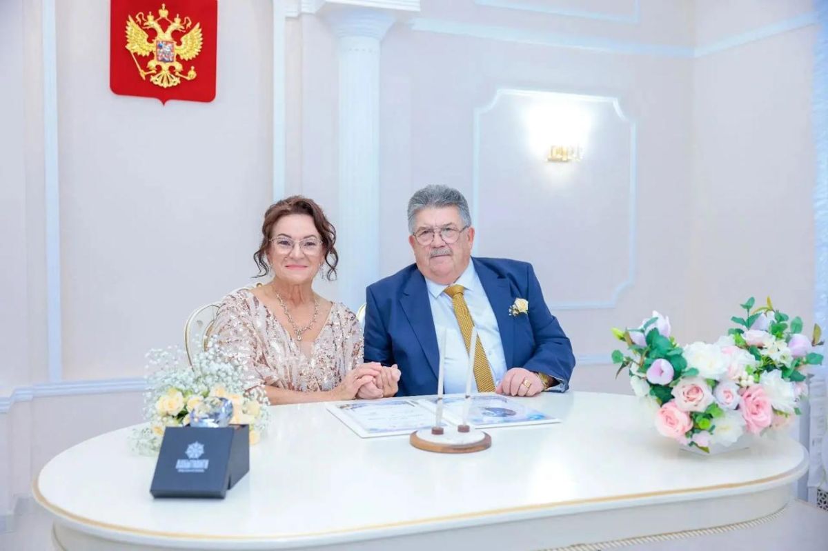 Полвека рука об руку. В Лабытнанги Александр и Галина Зверевы отметили золотой юбилей семейной жизни