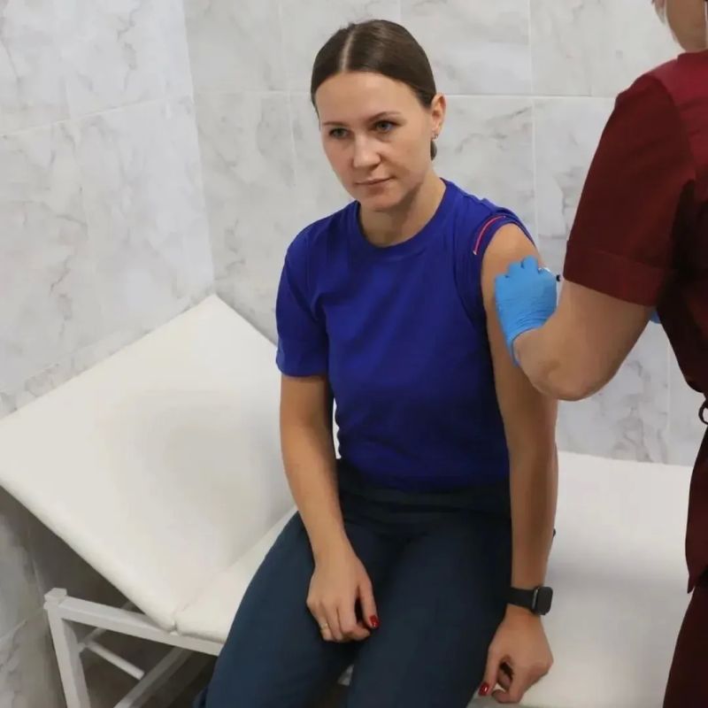 Сотрудники Ноябрьского пожарно-спасательного гарнизона позаботились о своём здоровье — сделали прививки от гриппа! Сотрудники Ноябрьского пожарно-спасательного гарнизона позаботились о своём здоровье — сделали прививки от гриппа!