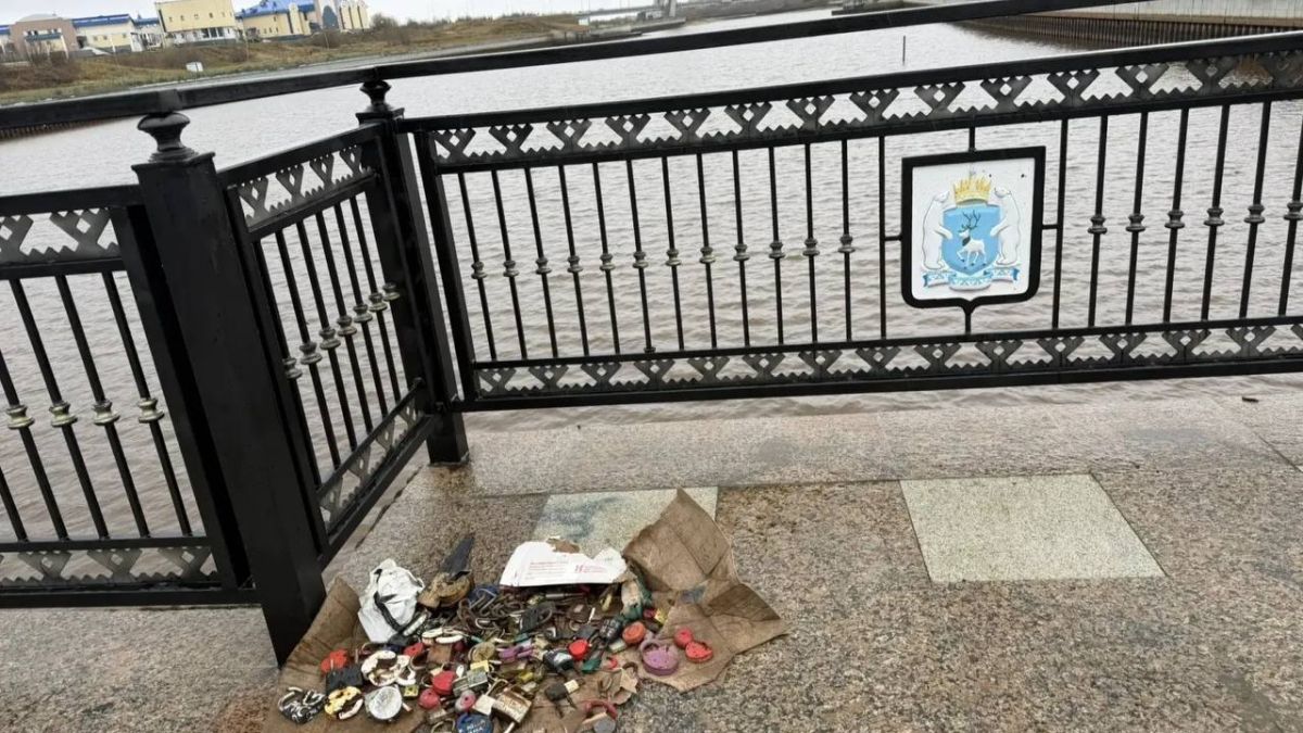 В Салехарде срезали замки влюблённых с пешеходного моста В Салехарде срезали замки влюблённых с пешеходного моста