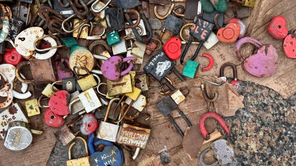 В Салехарде срезали замки влюблённых с пешеходного моста
