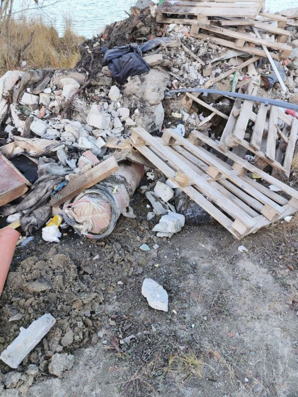 В Надыме неизвестные грузовиками свозили мусор к озеру Лебединое В Надыме неизвестные грузовиками свозили мусор к озеру Лебединое