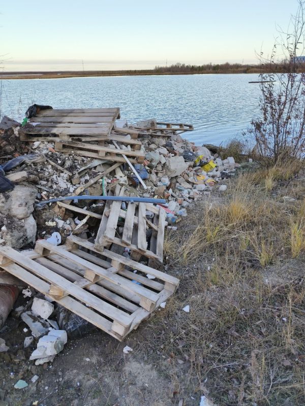В Надыме неизвестные грузовиками свозили мусор к озеру Лебединое В Надыме неизвестные грузовиками свозили мусор к озеру Лебединое