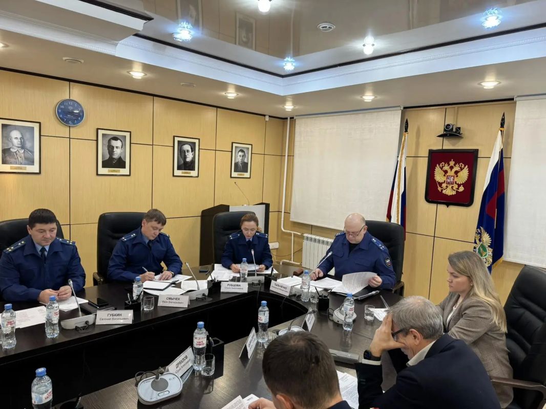 В прокуратуре автономного округа состоялось внеочередное заседание межведомственной рабочей группы по профилактике безнадзорности и правонарушений несовершеннолетних, защите их прав и законных интересов