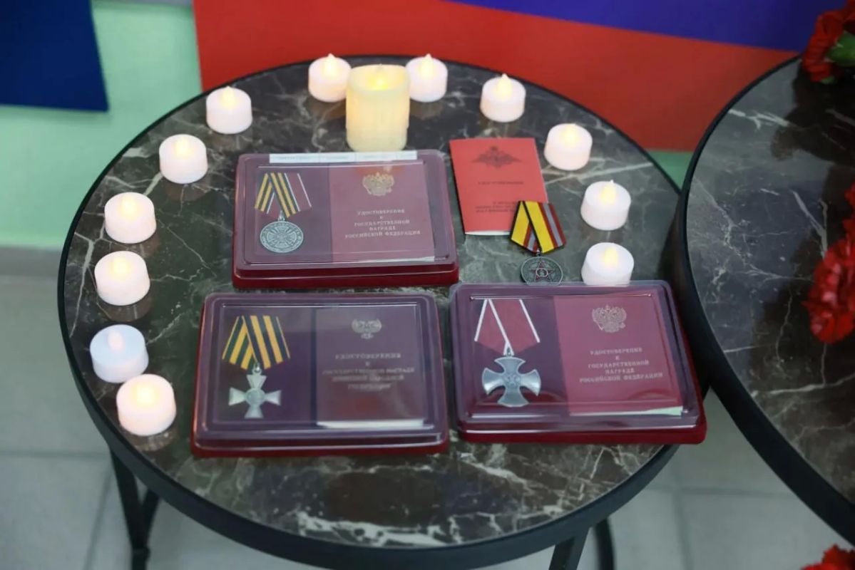 В Ноябрьске увековечили память погибшего педагога В Ноябрьске увековечили память погибшего педагога