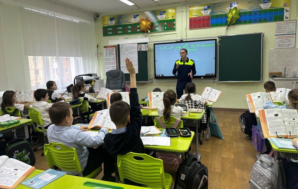 В преддверии школьных каникул сотрудники Госавтоинспекции Нового Уренгоя провели профилактическую беседу с учащимися средней общеобразовательной школы «Перспектива» В преддверии школьных каникул сотрудники Госавтоинспекции Нового Уренгоя провели профилактическую беседу с учащимися средней общеобразовательной школы «Перспектива»