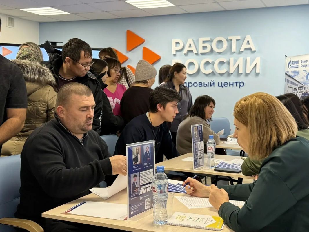 Кадровый центр Нового Уренгоя провёл ярмарку вакансий Кадровый центр Нового Уренгоя провёл ярмарку вакансий
