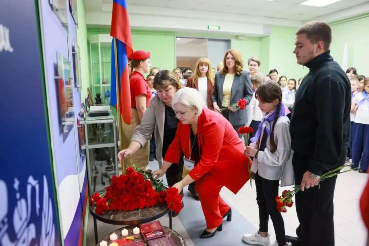 В Ноябрьске увековечили память погибшего педагога В Ноябрьске увековечили память погибшего педагога