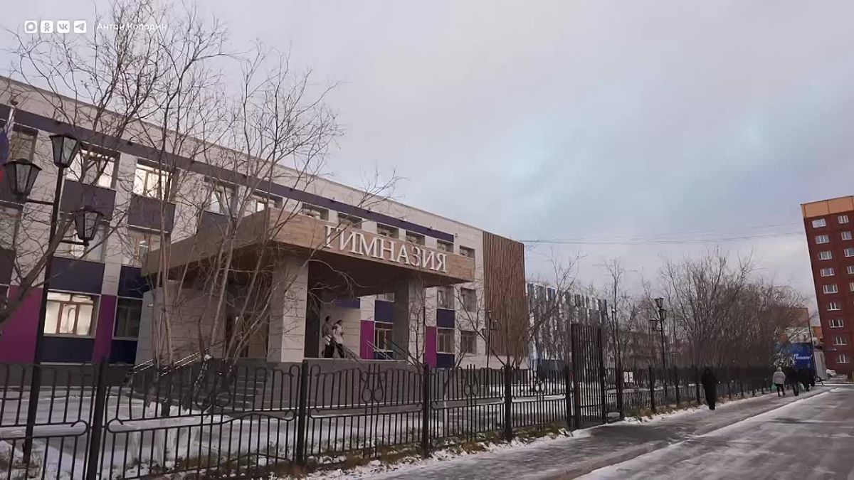 Гимназия Нового Уренгоя отмечает 35-летие