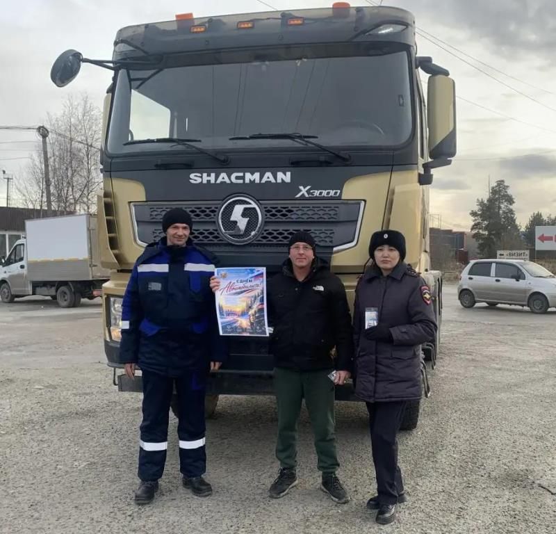 Сотрудники ноябрьской Госавтоинспекции в преддверии Дня автомобилиста организовали поздравительную акцию для участников дорожного движения Сотрудники ноябрьской Госавтоинспекции в преддверии Дня автомобилиста организовали поздравительную акцию для участников дорожного движения