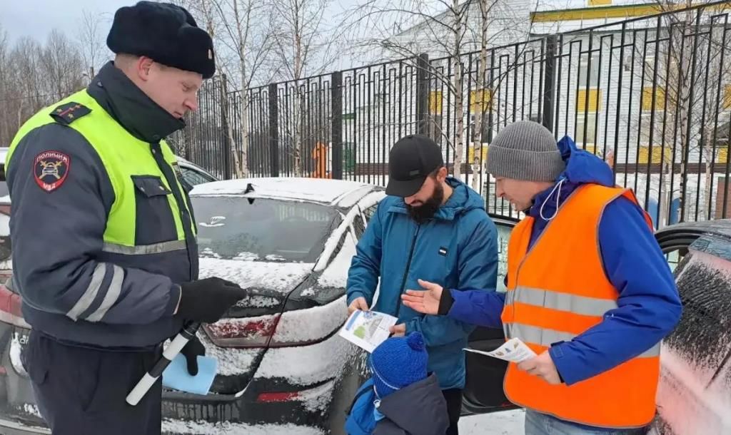 В рамках профилактических мероприятий «Внимание, дети!» сотрудники Госавтоинспекции города Ноябрьска совместно с представителями родительской общественности организовали совместные патрули В рамках профилактических мероприятий «Внимание, дети!» сотрудники Госавтоинспекции города Ноябрьска совместно с представителями родительской общественности организовали совместные патрули