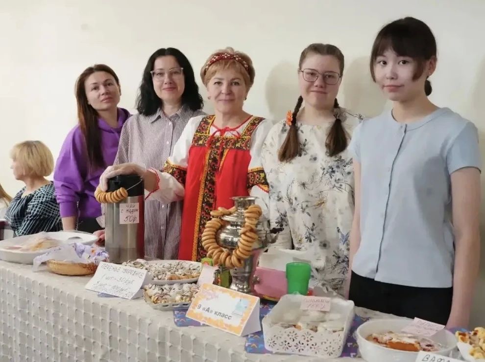 В Обдорской гимназии прошла благотворительная ярмарка в поддержку участников СВО и школы в Волновахе В Обдорской гимназии прошла благотворительная ярмарка в поддержку участников СВО и школы в Волновахе