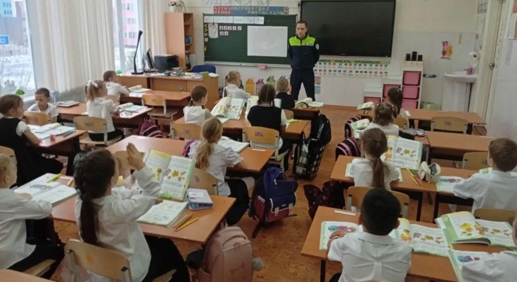 Сотрудники Госавтоинспекции города Новый Уренгой провели профилактические беседы, направленные на предупреждение дорожно-транспортных происшествий с участием несовершеннолетних с учащимися средней общеобразовательной школы №... Сотрудники Госавтоинспекции города Новый Уренгой провели профилактические беседы, направленные на предупреждение дорожно-транспортных происшествий с участием несовершеннолетних с учащимися средней общеобразовательной школы №...