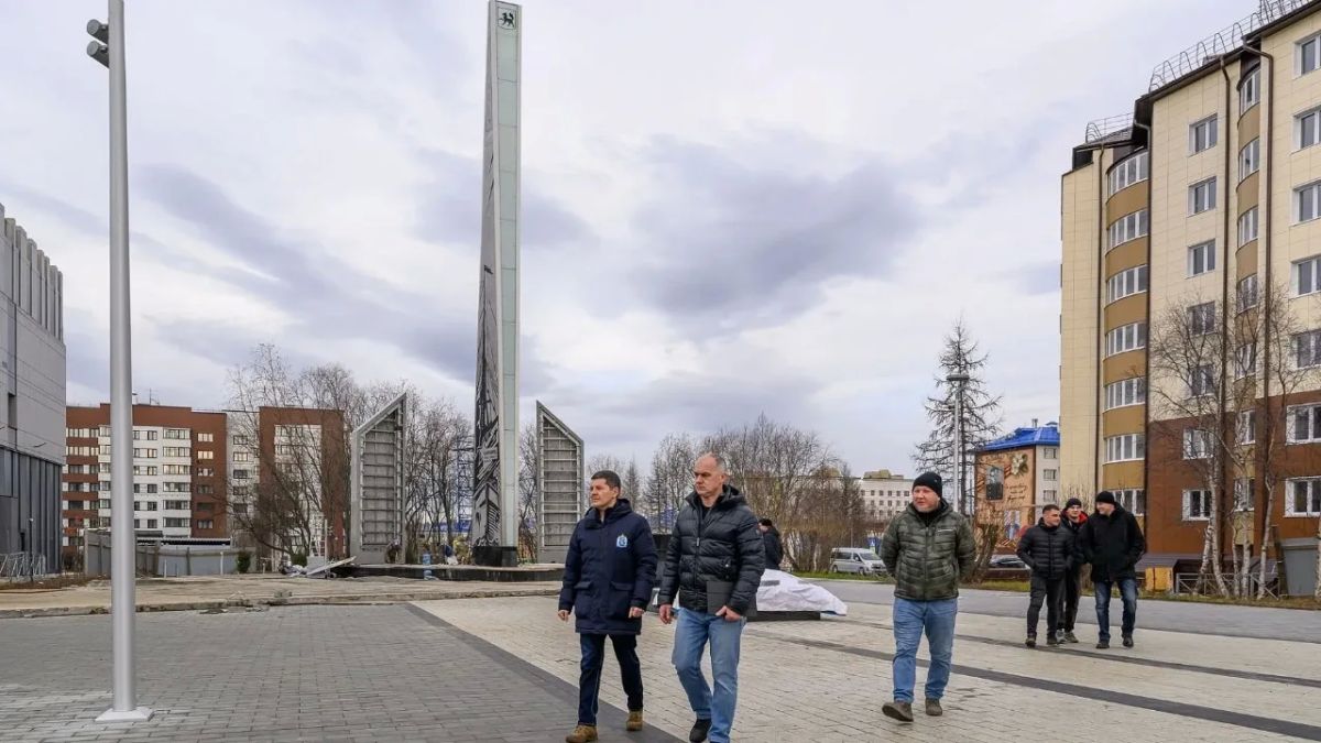На улице Титова завершают благоустройство мемориального пространства