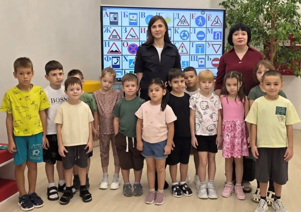 Сотрудники Госавтоинспекции города Муравленко изучили с дошколятами детского сада «Непоседы» дорожную азбуку