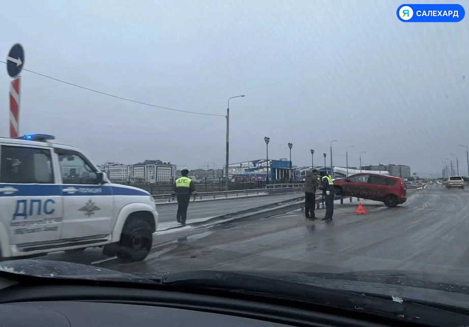 В Салехарде легковой автомобиль оказался на отбойнике моста через Преображенку