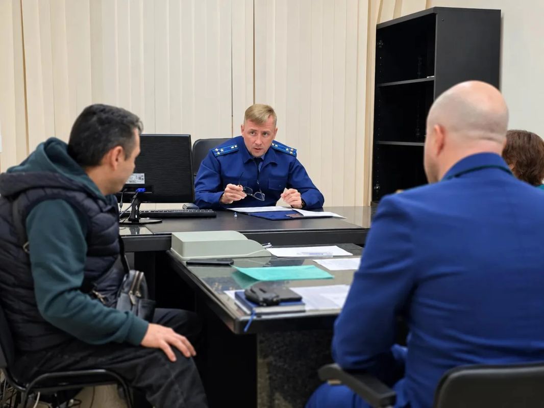 Заместитель прокурора Ямало-Ненецкого автономного округа Александр Демин провел личный прием жителей Салехарда и Муравленко Заместитель прокурора Ямало-Ненецкого автономного округа Александр Демин провел личный прием жителей Салехарда и Муравленко