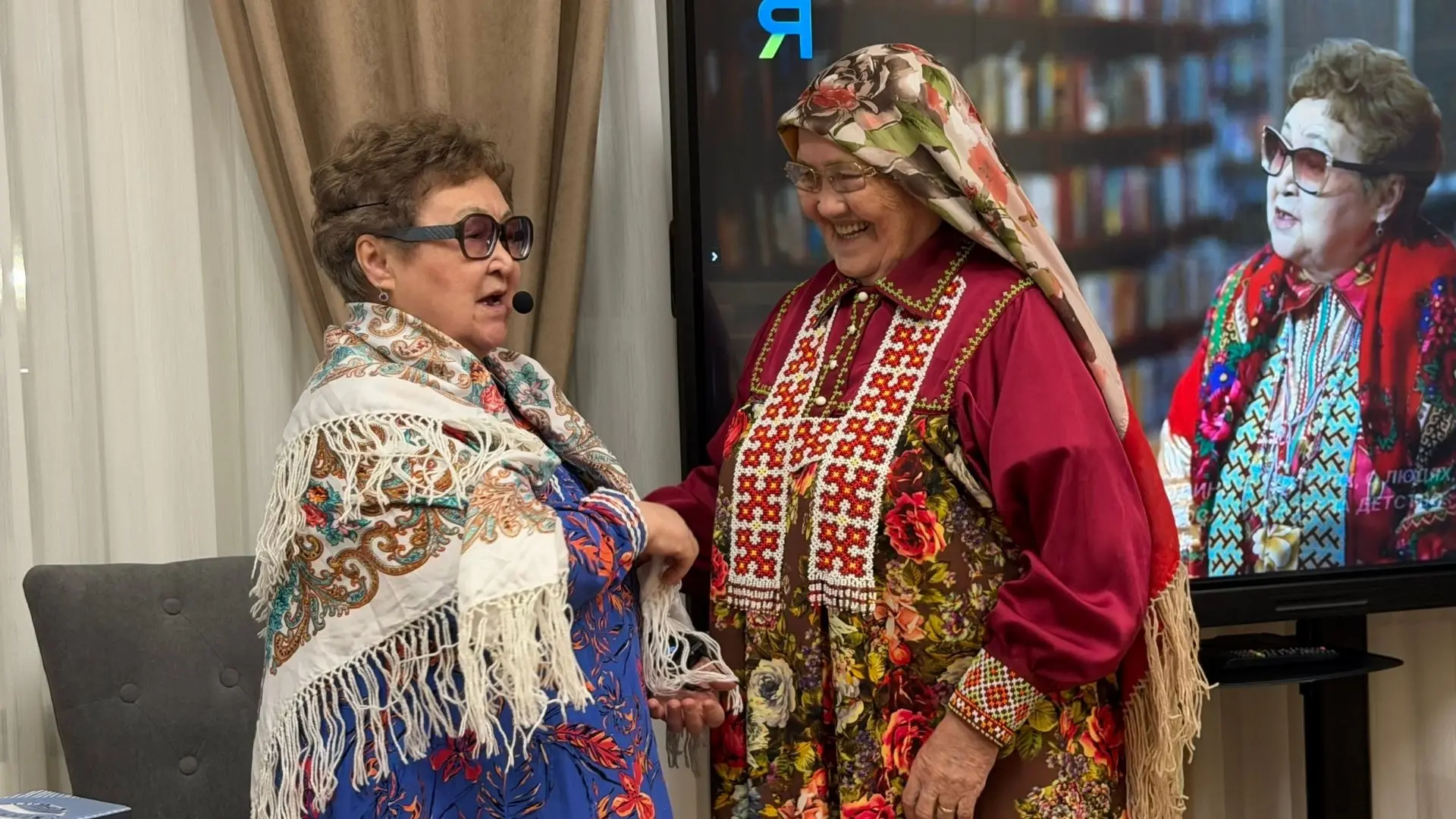 В библиотеке «Культурный центр «Наследие» состоялась творческая встреча "Сам лэрлам" с хантыйской писательницей и поэтессой Валентиной Лонгортовой