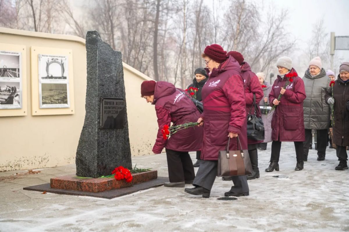 Ямал помнит: в Салехарде почтили память жертв политических репрессий Ямал помнит: в Салехарде почтили память жертв политических репрессий