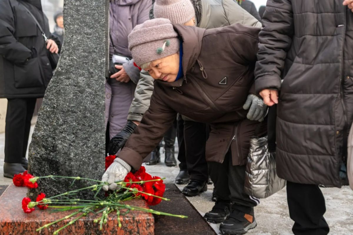Ямал помнит: в Салехарде почтили память жертв политических репрессий Ямал помнит: в Салехарде почтили память жертв политических репрессий