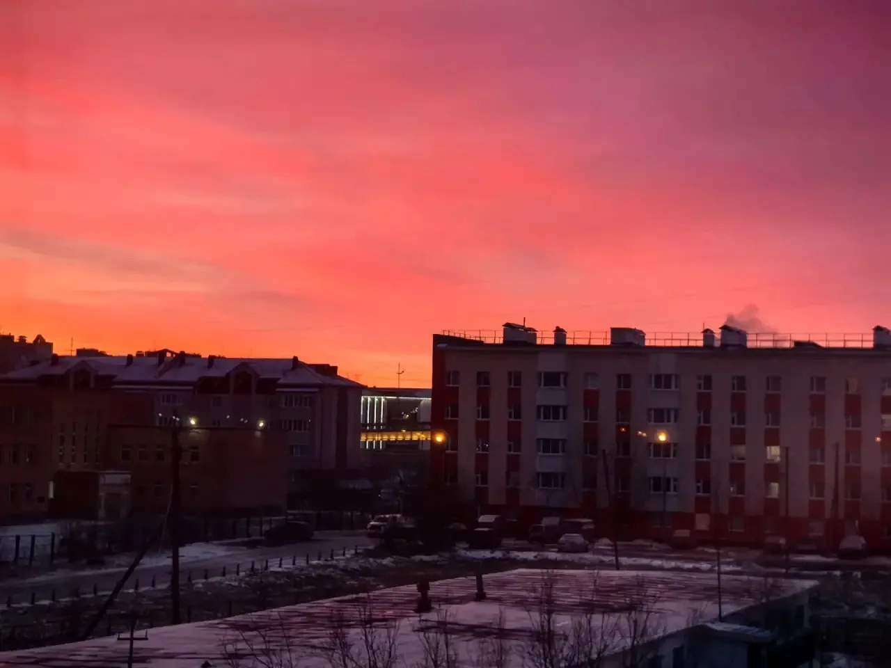 Морозным утром солнце не просто встаёт — оно разгорается